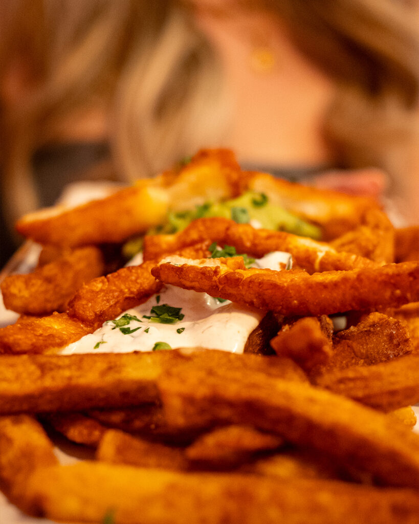 Café Lila Putin Loaded Fries mit Guacamole