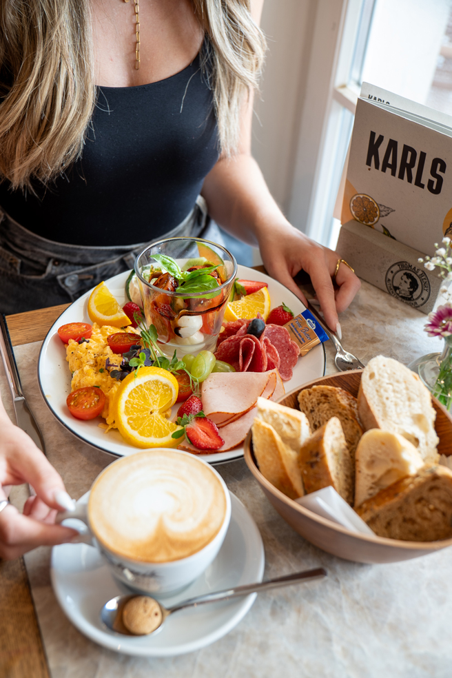 Frühstück im Karls von oben fotografiert
