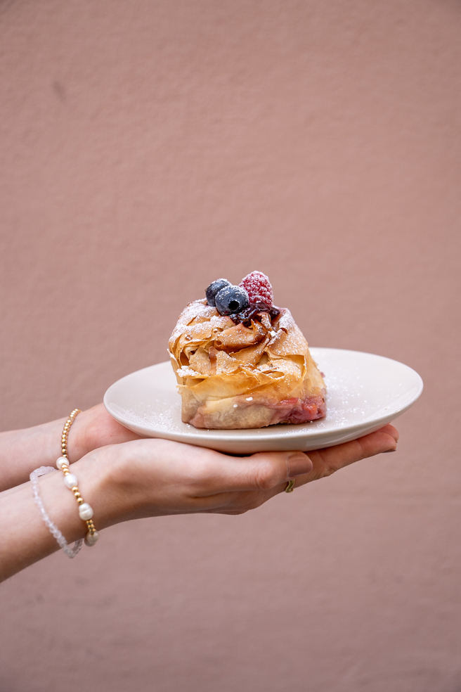 Strudel vor rosa Wand
