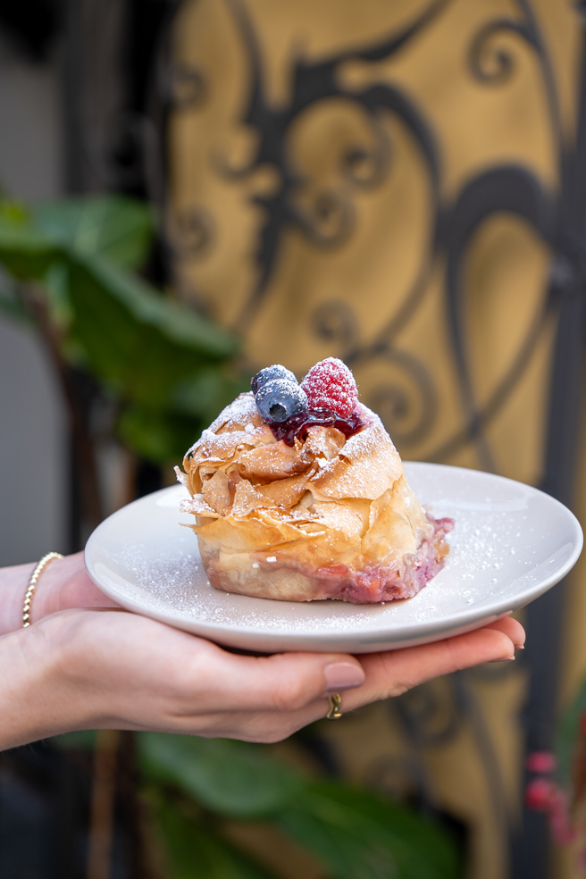 Strudel vor bepflanzter Wand