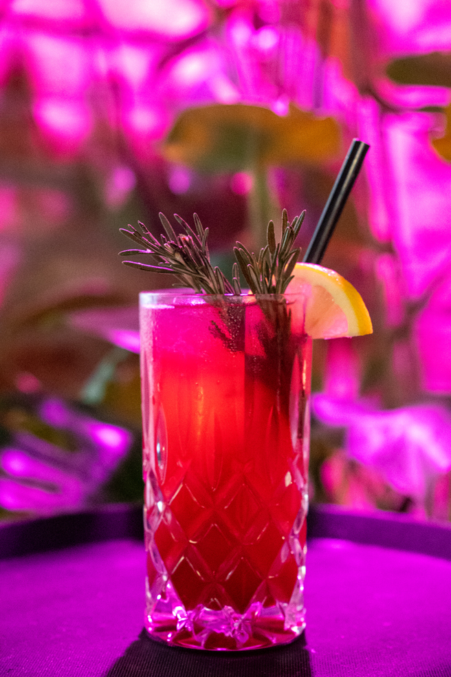 Selbstgemachte Limonade in pinkem Licht